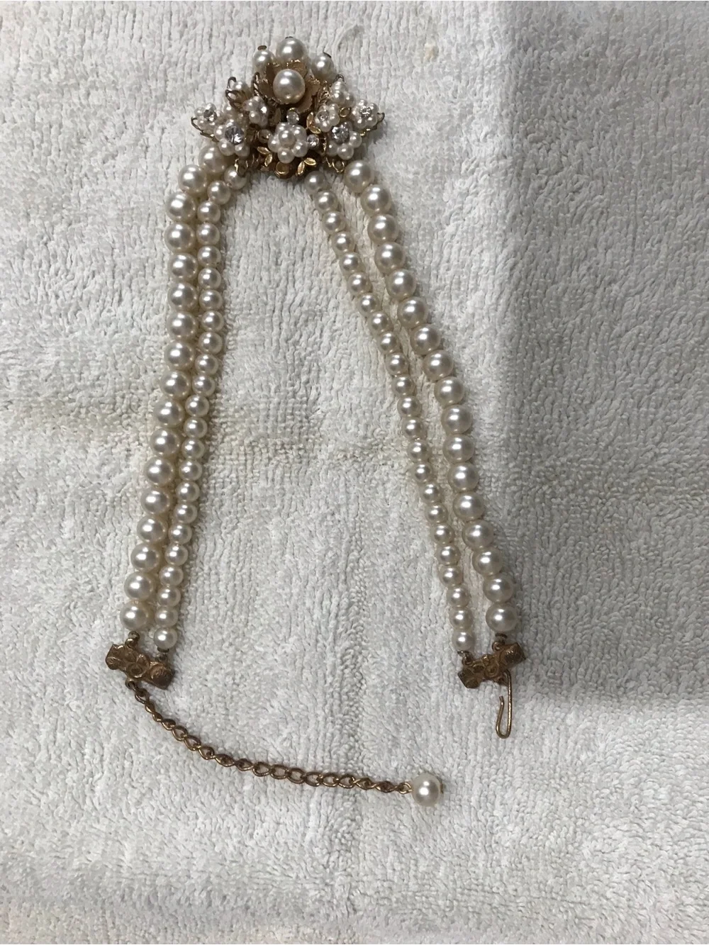 Vintage faux pearl necklace with flowers and rhinestones.